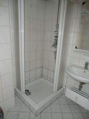 Duschbad, links v. Flur