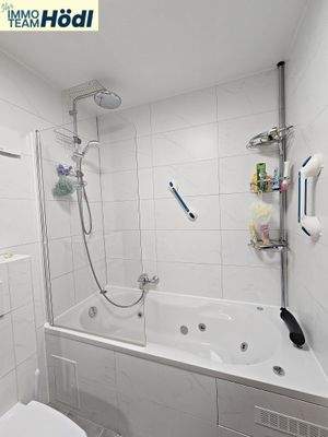 2. Foto innenliegendes Bad im OG