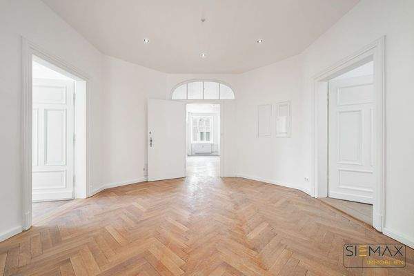 Blick vom Eingang zur großzügigen Diele