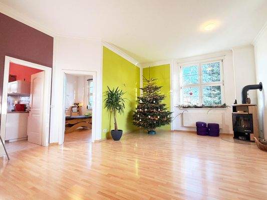 Yoga-Raum mit großzügiger Deckenhöhe