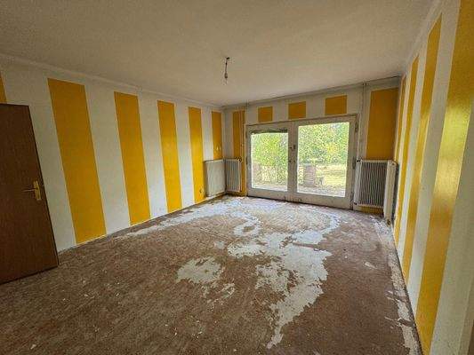 Wohnzimmer mit Ausgang auf die Terrasse und Blick in den herrlichen Garten