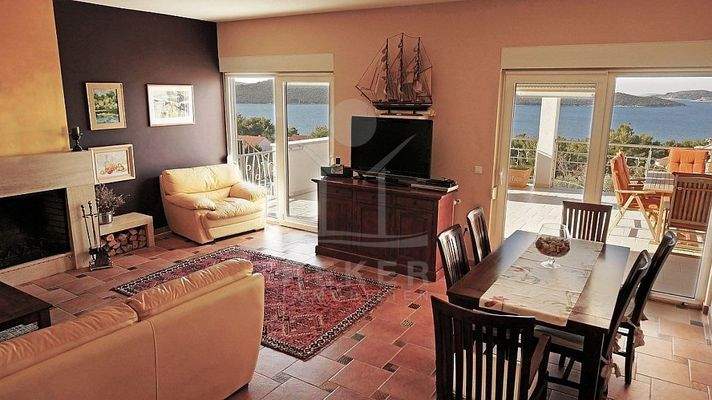 Ein zauberhafter Kamin schmückt den Wohnbereich