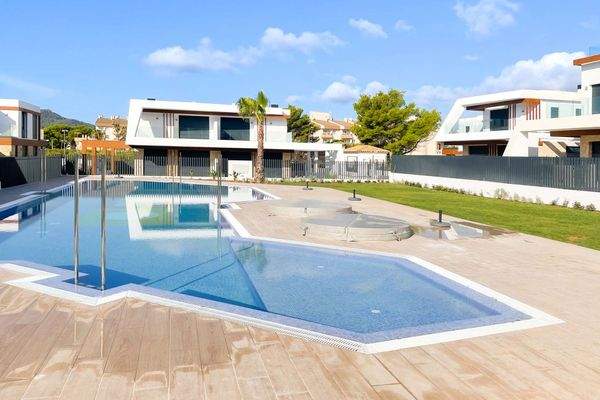 Poolbereich mit zwei Whirlpools