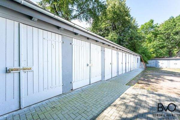 10 Garagen auf dem Hinterhof 