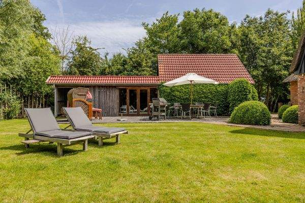 Garten mit Liegestühlen