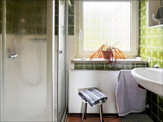 Tageslichtbad mit Dusche im Zeitgeist der 70er-Jahre