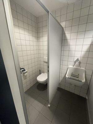Kleine Toilettenkabine