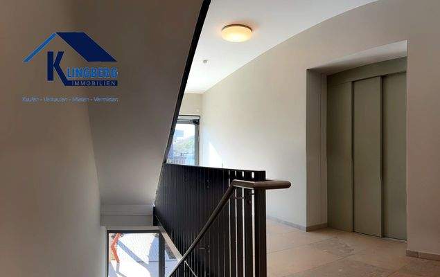 Treppenhaus mit Fahrstuhl