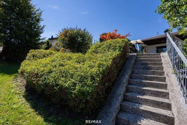 Aufgang zur oberen Terrasse