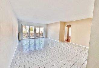 Wohnzimmer mit Zugang zum Balkon