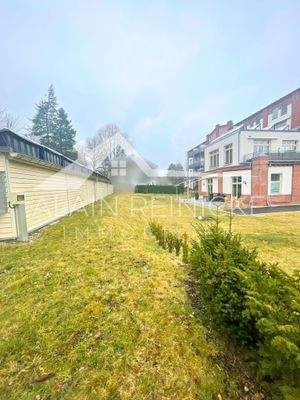 Rückansicht mit Garagen