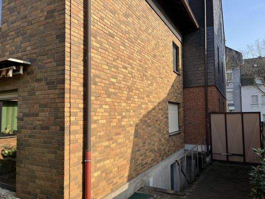 Seitenansicht & Ausfahrt mit 2,10 Meter  Tor