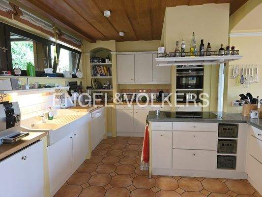 Hochwertige Einbauküche im EG