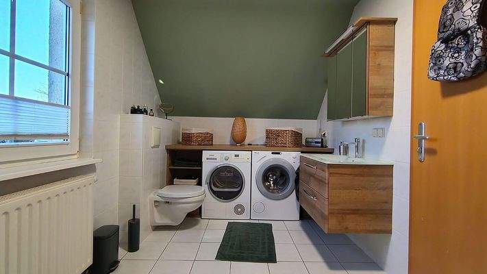 Bad mit Badewanne oben