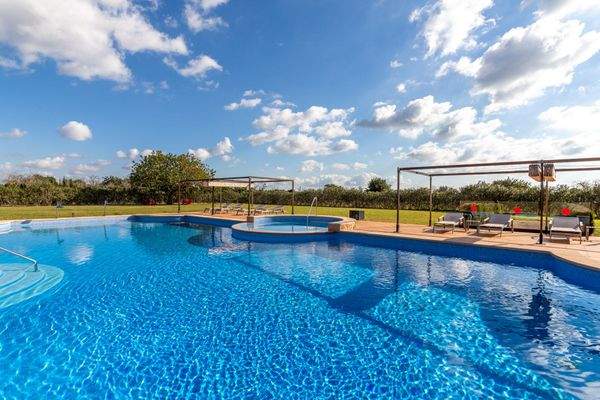 Fantastischer Poolbereich mit Sonnenterrassen