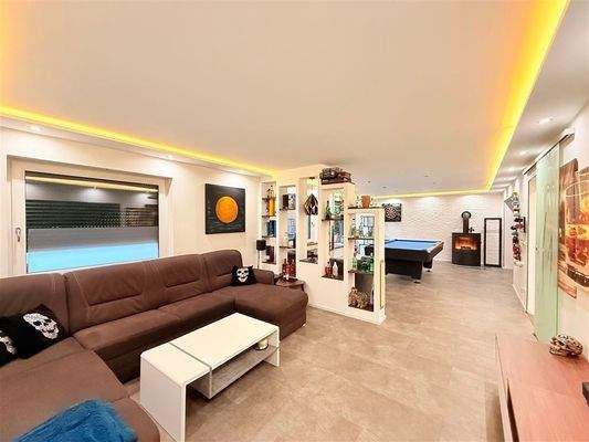 Wohnzimmer mit Kamin 