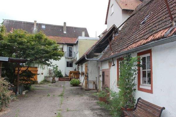 Rückansicht mit Nebengebäuden