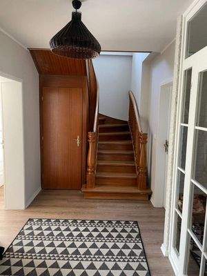 Ansicht: Diele Treppe ins OG und Tür zum Keller