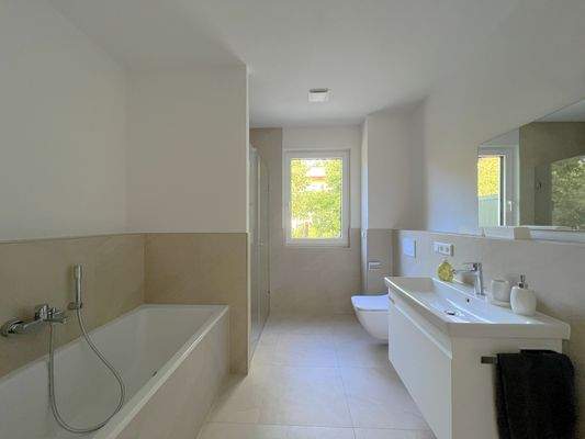 Bad (mit Wanne und bodengleicher Dusche)