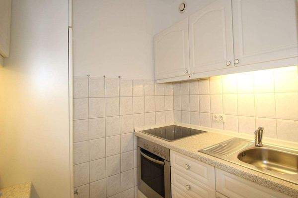 Die Küche mit modernen Elektrogeräten