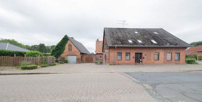 Ansicht Vorderhaus und Nebengebäude