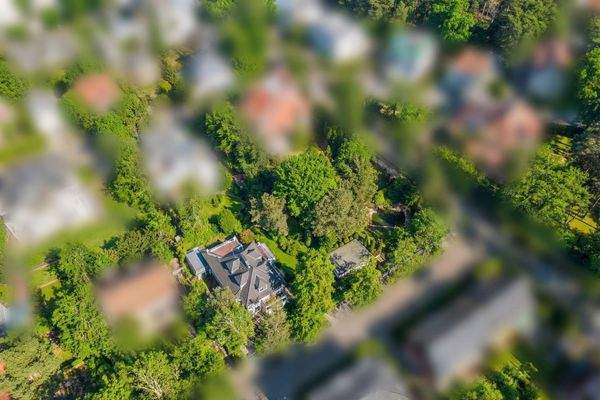 Die großzügige Grundstücksfläche