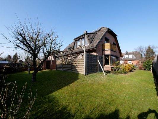 Garten und Hausansicht