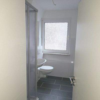 Blick vom Flur ins Bad