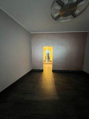 Laden mit Blick zum Nebenraum.jpg