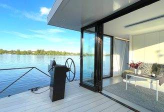 Außenterrasse mit Blick in den Wohnbereich.JPG