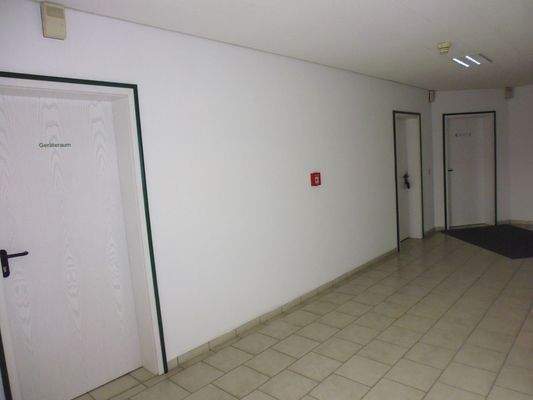 Flur zur Umkleide und Halle