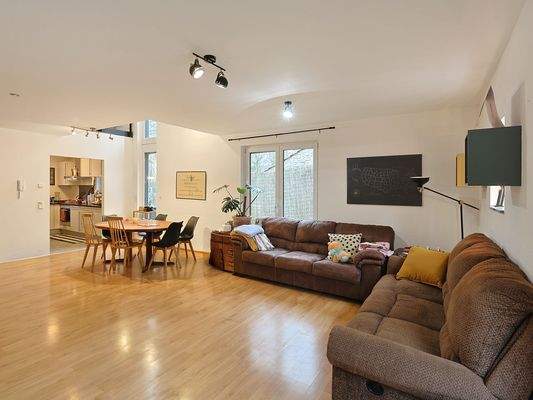 Einladender Wohn- und Essbereich mit offener Küche