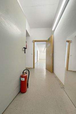 Flur zu den Verkaufsräumen (EG)