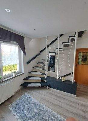 Flur mit Aufgang zum DG