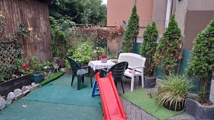 Sitzplatz hinter dem Haus