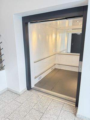 geräumiger Fahrstuhl