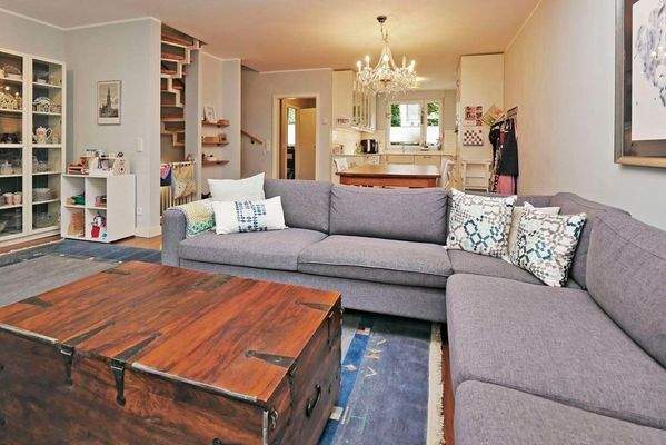 Wohn-Essbereich mit Zugang zu Küche und Terrasse