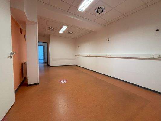 Leerer Raum mit Lampe