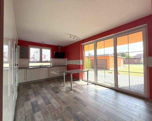 Küche m. Zugang Terrasse + Blick in weitläuf. Gart