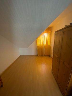 Dachgeschosszimmer mit Fenster
