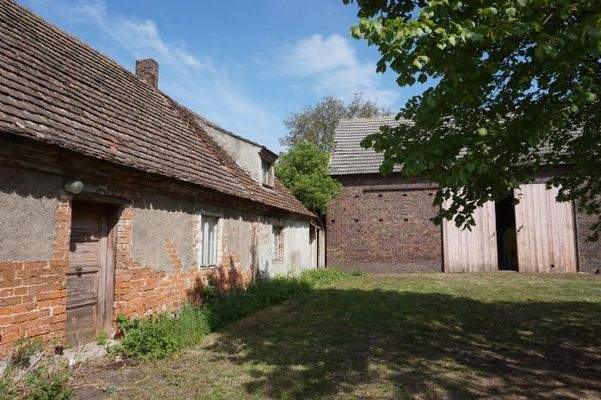 Auszugshaus (links) Scheune 