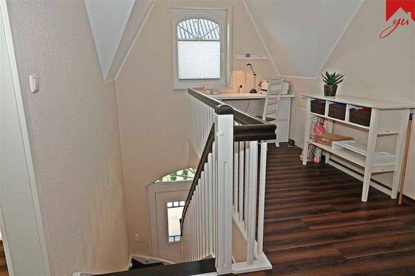 Flur OG und Treppenaufgang