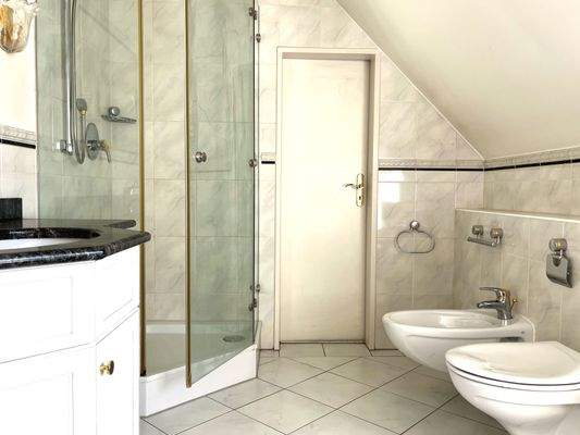 Helles Badezimmer mit Glasdusche