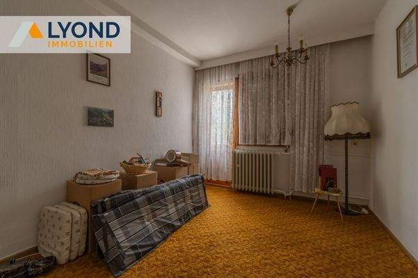 Zimmer OG mit Zugang zum Balkon