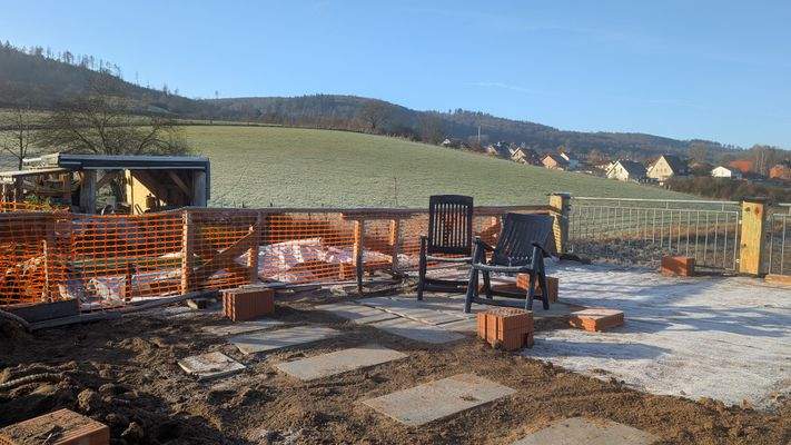 vorbereiteter Terrassenbereich mit Aussicht