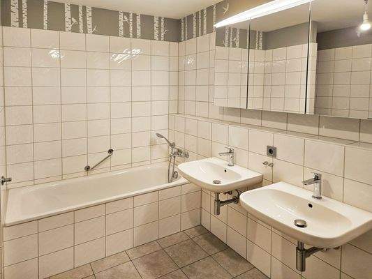 Modernes Bad mit Dusche und Badewanne