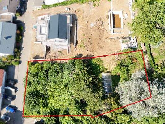 Für das Grundstück bietet sich z.B. eine vergleichbare Bebauung mit Poolanlage wie auf dem Nachbargrundstück an