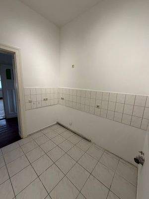 Helle Küche mit Fliesen