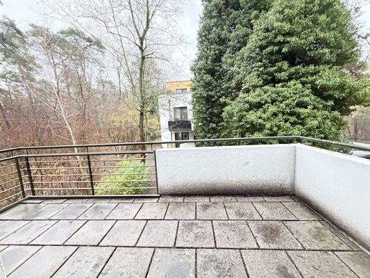 Balkon (jeweils vom Kinderzimmer)