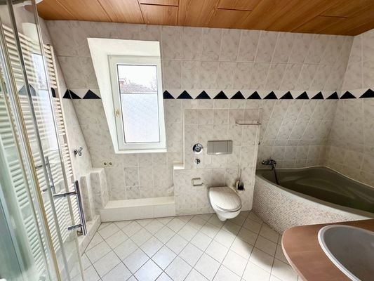 Bad mit Badewanne &amp; Dusche &amp; Fenster